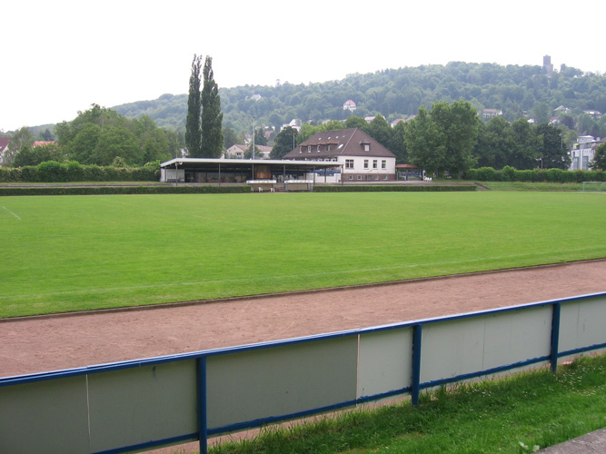 Turmbergstadion mit Clubhaus und Turmberg